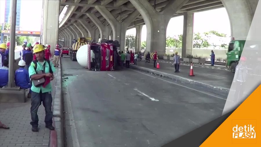 Truk Elpiji Pertamina Bobo di Jalanan