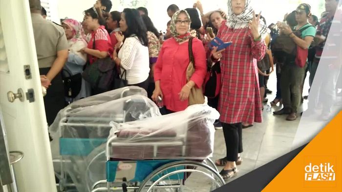 Kursi Roda dan Tongkat Buat Ahok