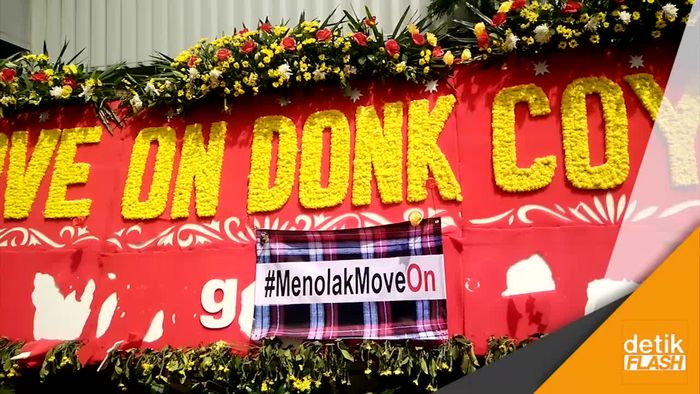 Karangan Bunga Ayo Dukung OKE OCE Rusak di Balai Kota