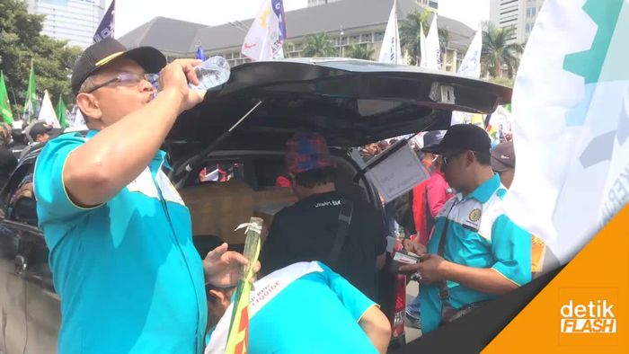 Yang Lain Demo, Buruh yang Ini Asyik Jualan