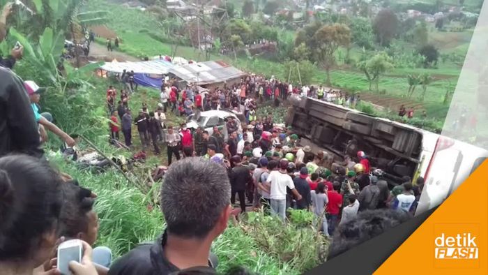 Polisi Olah TKP Lanjutan Kecelakaan Bus Maut Ciloto