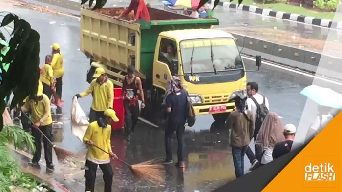 Demo Buruh Bubar, Pasukan Kebersihan Kerja