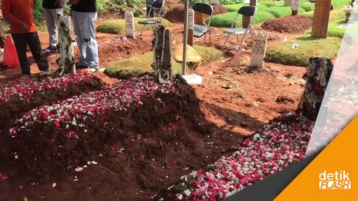 3 Korban Bus Maut di Ciloto Dimakamkan di TPU Tanah Kusir
