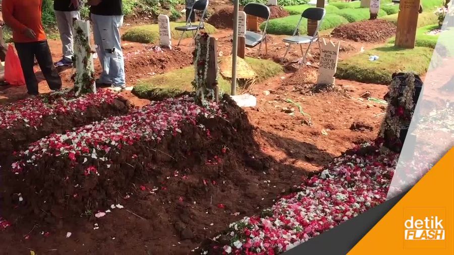 3 Korban Bus Maut di Ciloto Dimakamkan di TPU Tanah Kusir