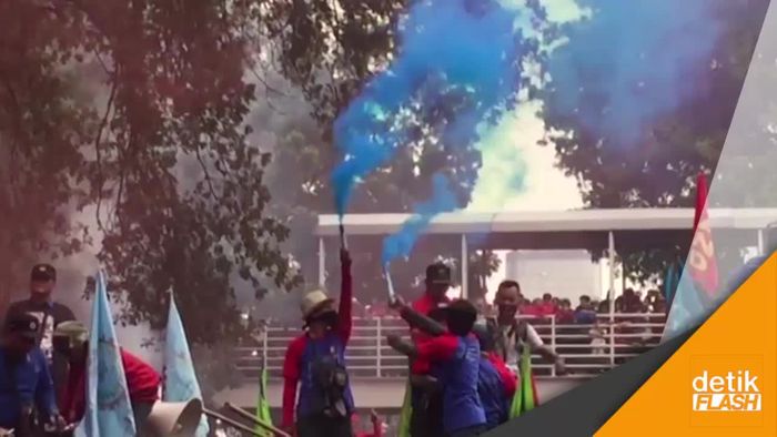Setelah Acak-acak Kawat Duri, Kini Buruh Bakar Petasan