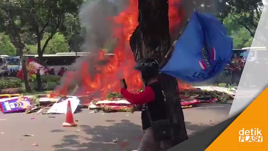 Video Saat Buruh Bakar Karangan Bunga untuk Ahok