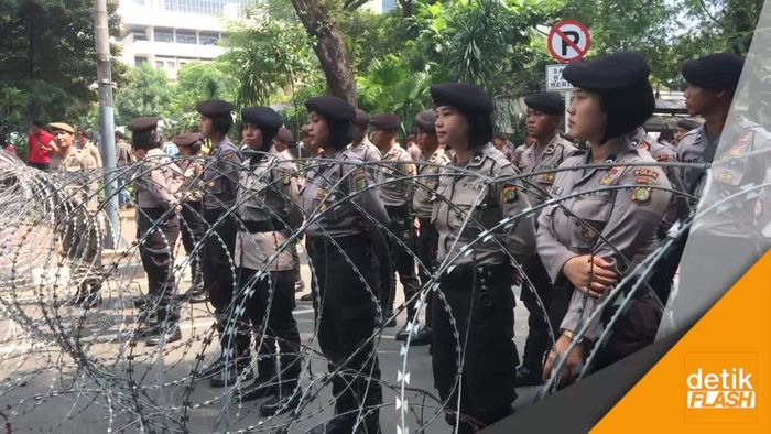 Polwan Cantik Barikade Terluar Istana