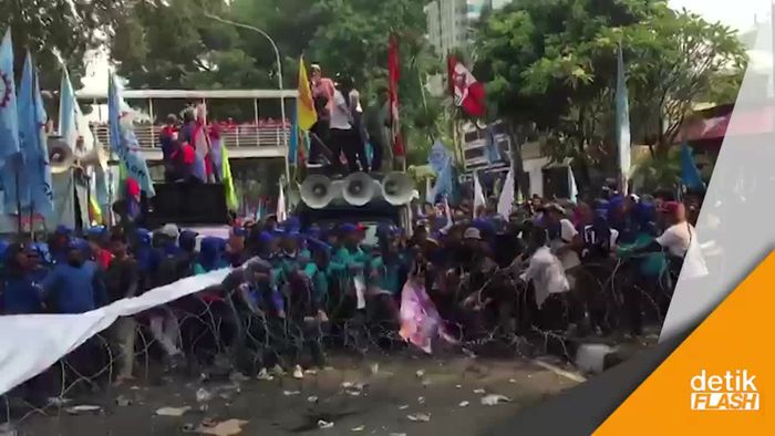 Memanas! Buruh Mulai Ubrak-abrik Kawat Duri