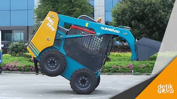 Aksi Akrobatik Traktor Mini dari China
