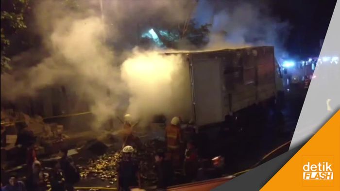 Truk Pembawa Makanan Ringan Terbakar di Pasar Rebo