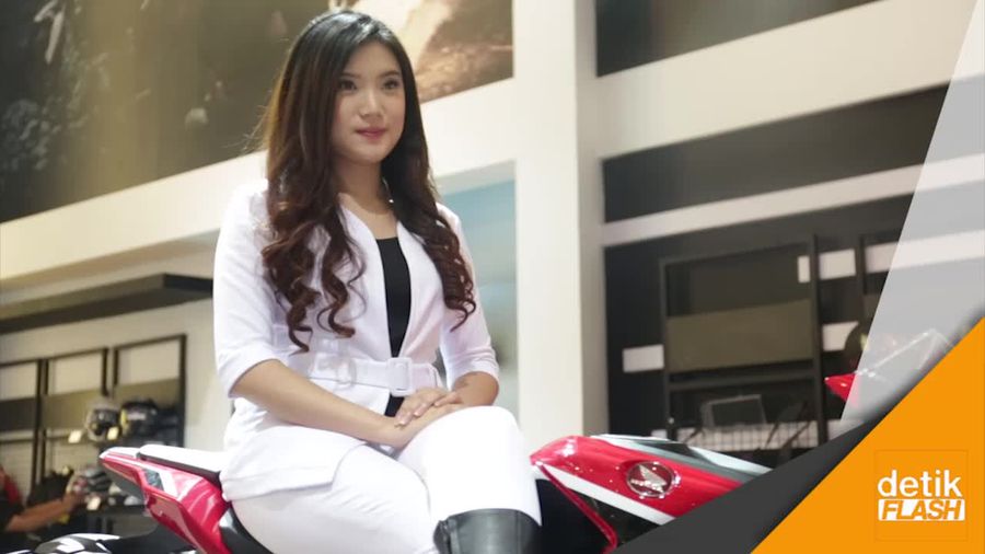 Aduhai... Senyuman SPG Cantik di Ajang IIMS