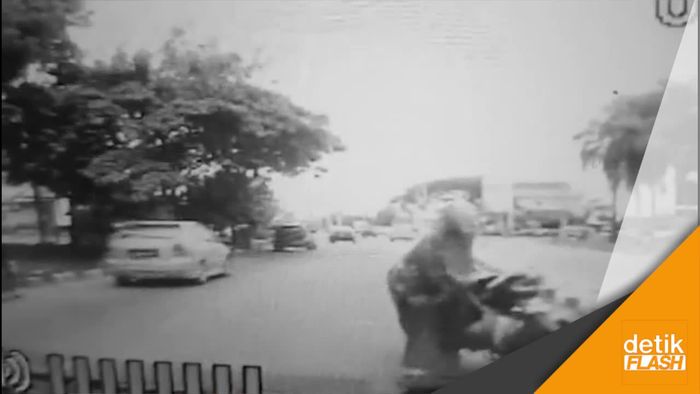  Ngilu, Anak Kecil Jatuh dan Nyangkut di Motor