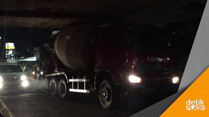 Truk Molen Nyangkut di Kolong Jembatan Kereta Matraman