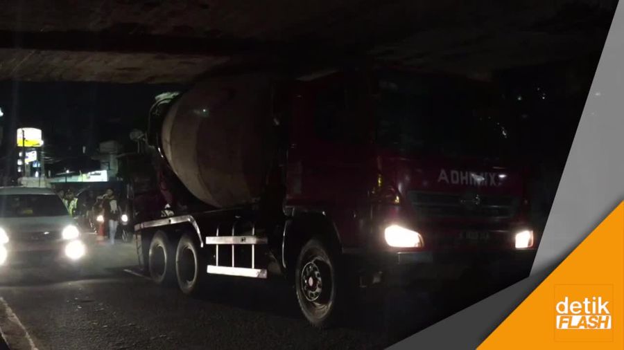 Truk Molen Nyangkut di Kolong Jembatan Kereta Matraman