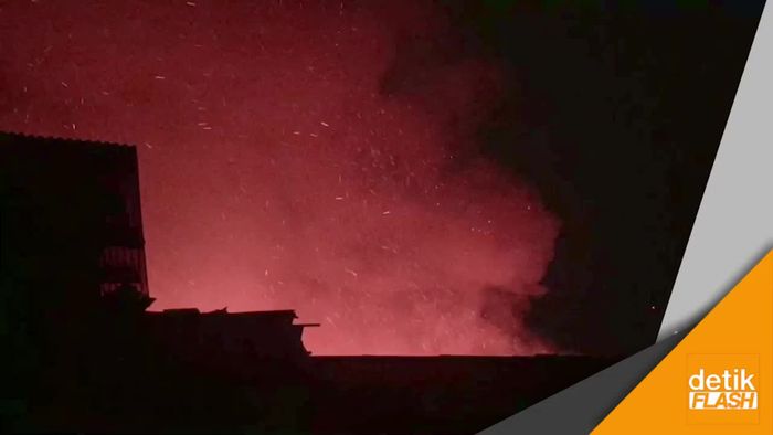 Si Jago Merah Ngamuk di Pemukiman Warga Klender