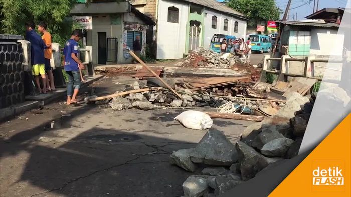 Jembatan Pitara Depok Ambles Bikin Warga Repot
