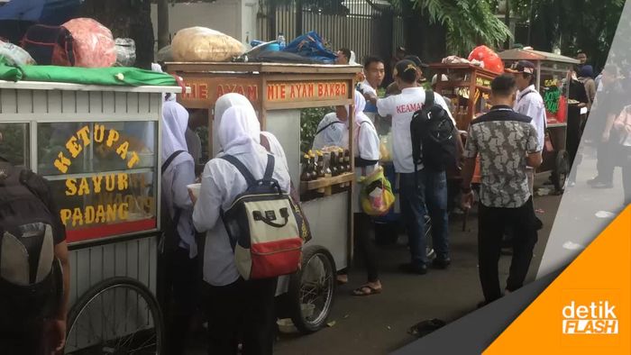 Serbuuu... Ada Jajanan Gratis di Posko Anies-Sandi
