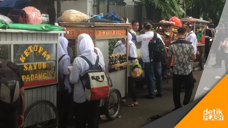 Serbuuu... Ada Jajanan Gratis di Posko Anies-Sandi
