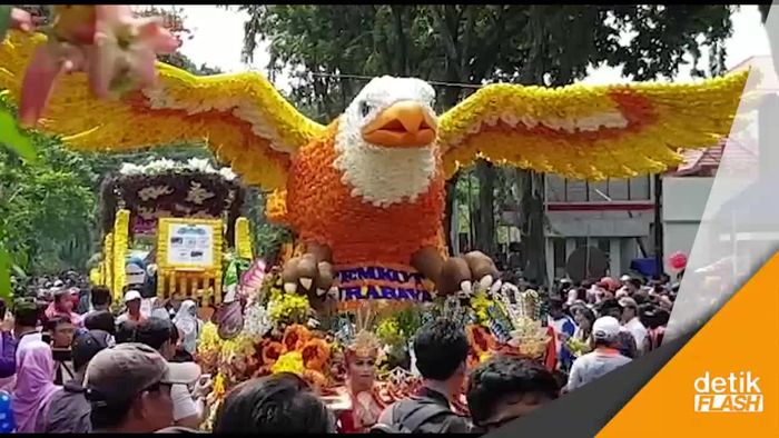 Semarak Parade Budaya dan Bunga di Surabaya