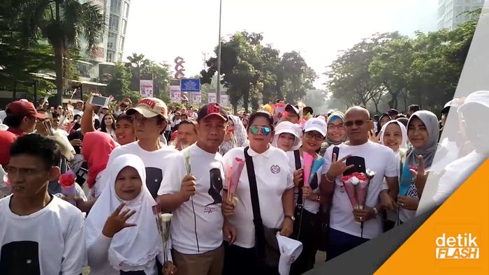 Relawan Anies-Sandi Bagi-bagi Bunga, Minta Warga Move On