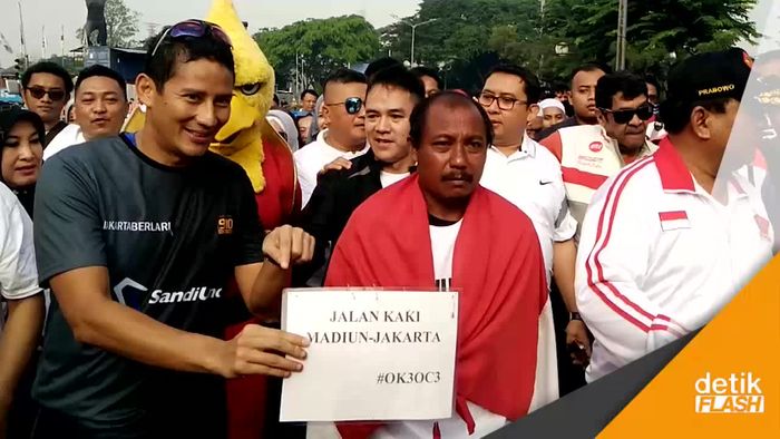 Penuhi Nazar, Bapak Ini Jalan Kaki dari Madiun Buat Anies-Sandi