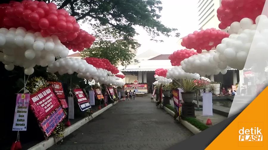 Tak Hanya Karangan Bunga, Kini Balai Kota Dihiasi Balon 