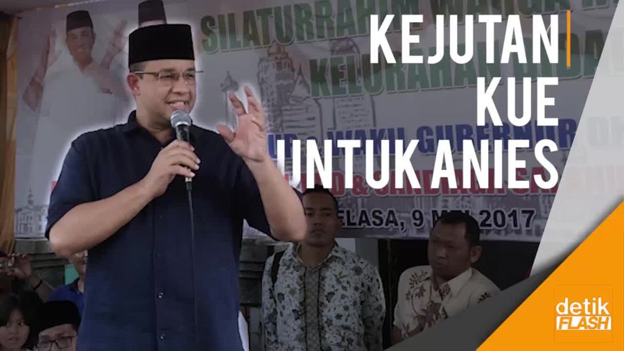 Anies Kaget Ada Warga Memberinya Kue Ulang Tahun