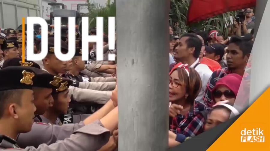 Rusuh! Massa Pro Ahok Dorong-dorongan Pagar dengan Polisi