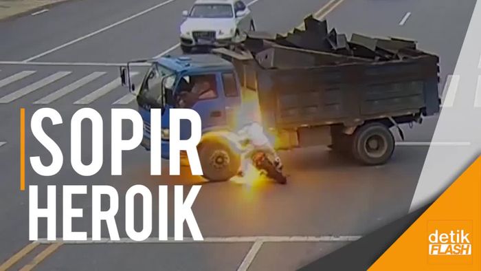 Sopir Selamatkan Korban Tabrakan yang Terbakar
