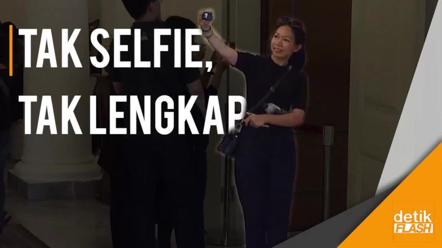 Bubar Aksi, Massa Pilih Selfie di Balai Kota