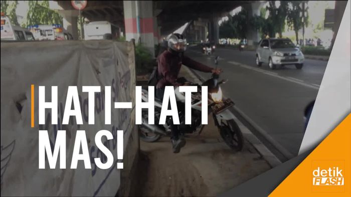 Bahaya! Celah Trotoar Ini Dimanfaatkan Pemotor yang Tak Sabaran