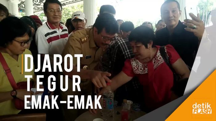 Saat Djarot Tegur Emak-emak