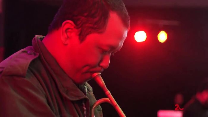 Pandai Besi Bawakan Single Laki-Laki Pemalu