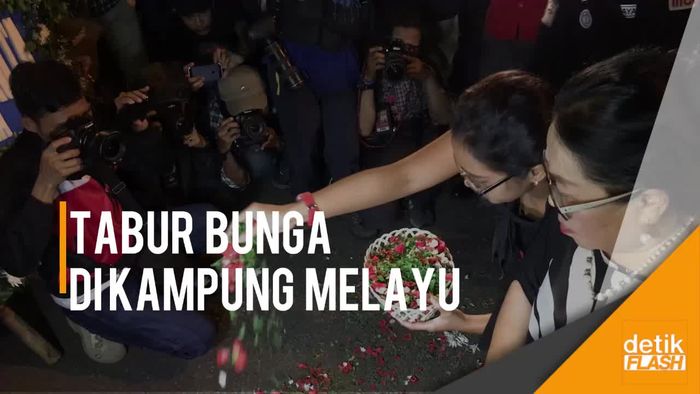 Sejumlah Orang Gelar Aksi Tabur Bunga di TKP Bom Kampung Melayu
