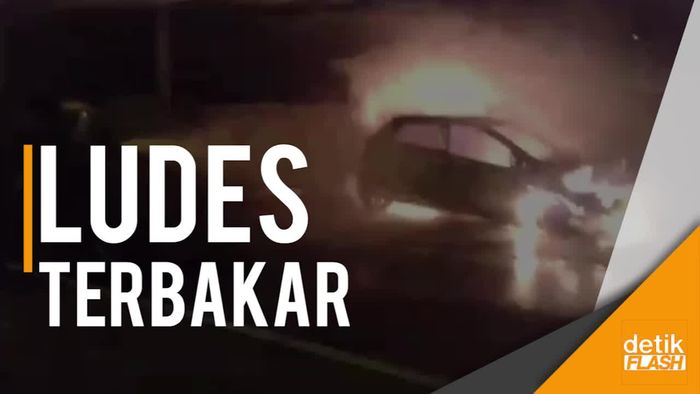 Sedan Putih Hangus Dilahap Si Jago Merah