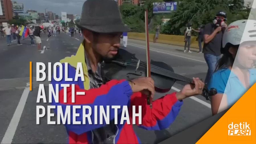 Aksi Pemain Biola di Tengah Protes Terhadap Pemerintah Venezuela