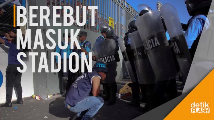 Empat Suporter Bola Tewas Terinjak di Pintu Masuk Stadion