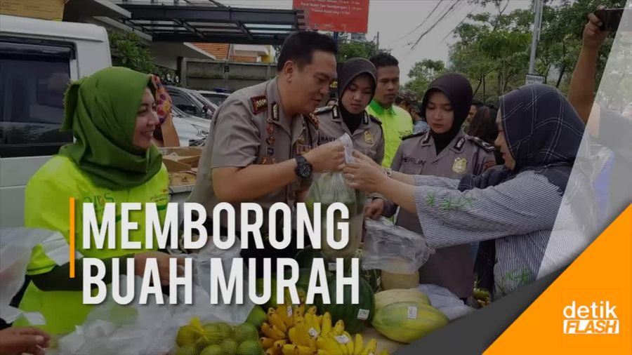 Antusias Warga Kota Surabaya Memborong Buah dengan Harga Murah  Antusias Warga Kota Surabaya Memborong Buah dengan Harga Murah