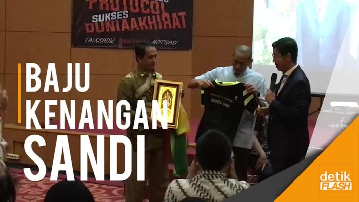 Ketika Baju Olahraga Sandiaga Dilelang Rp 5 Juta