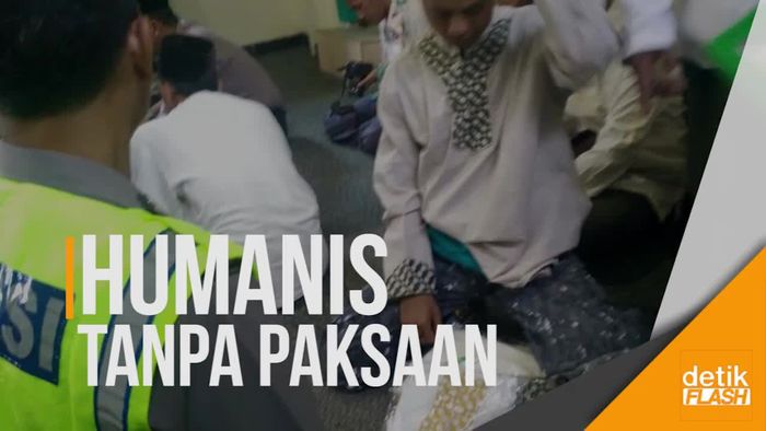 Video Kapolres Rembang Lucuti Atribut FPI