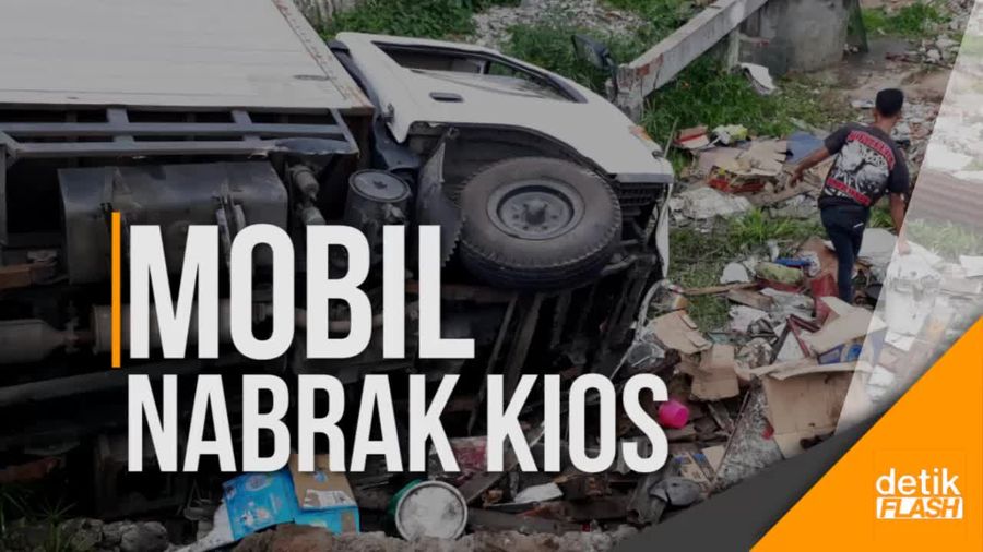 Mobil Kehilangan Kendali Tabrak Kios di Pinggir Jalan