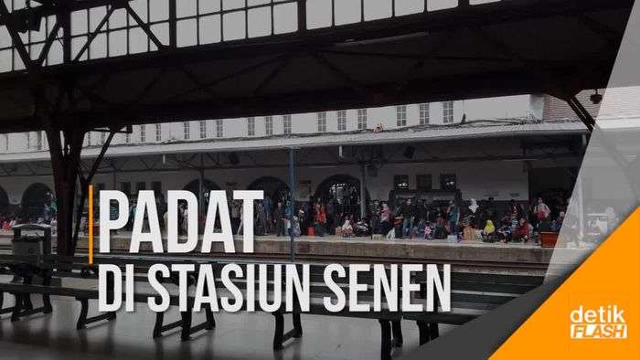 Stasiun Pasar Senen Masih Padat di H-2 Lebaran