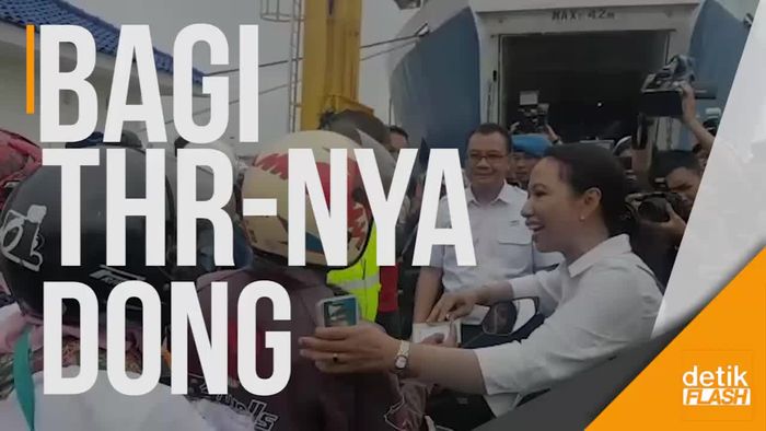 Menteri Rini Bagi-bagi THR ke Pemudik