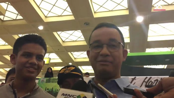 Anies Ajak Keluarga Belanja di Pasar Tanah Abang