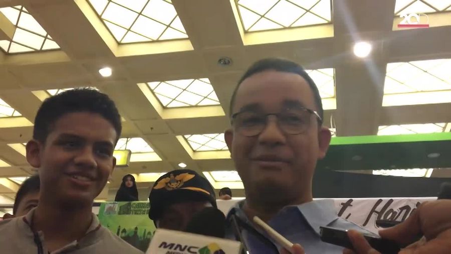 Anies Ajak Keluarga Belanja di Pasar Tanah Abang