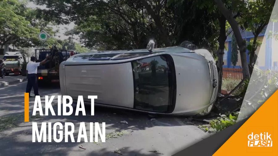 Mobil Terguling Usai Sopir Minum Obat