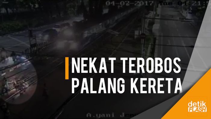 Nahas Tukang Becak Terobos Palang Pintu Kereta Api di Surabaya