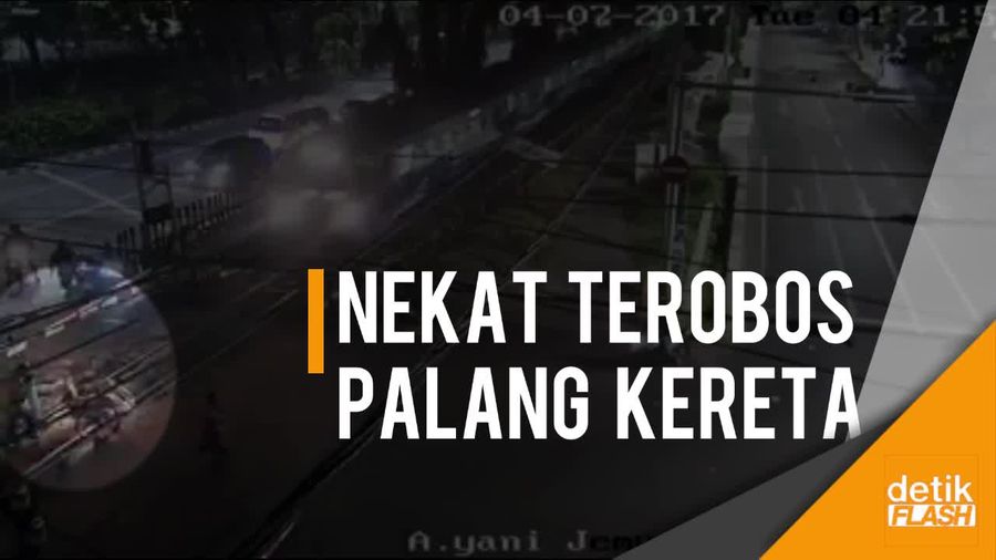 Nahas Tukang Becak Terobos Palang Pintu Kereta Api di Surabaya