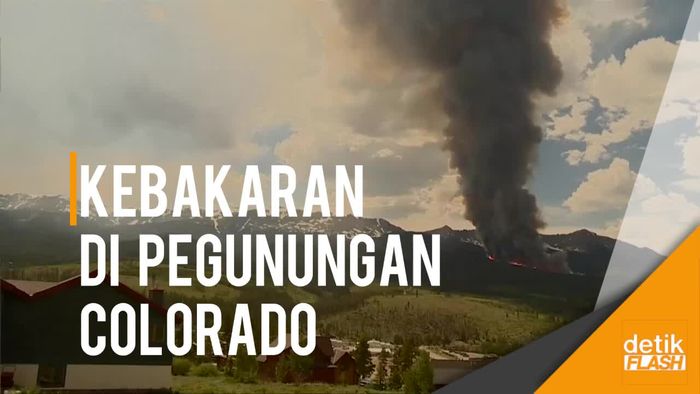 Petugas Pemadam Berjibaku Padamkan Kebakaran di Pegunungan Colorado