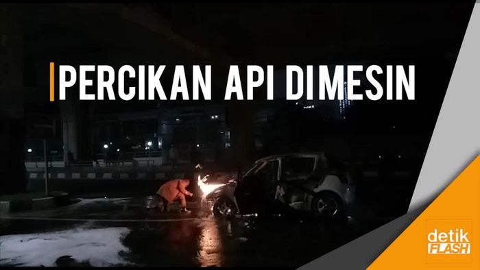 Suzuki Swift Terbakar di Flyover Tendean